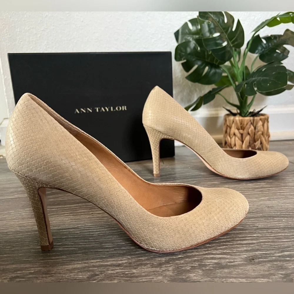 Ann Taylor perfect pump true khaki snake print size 7
